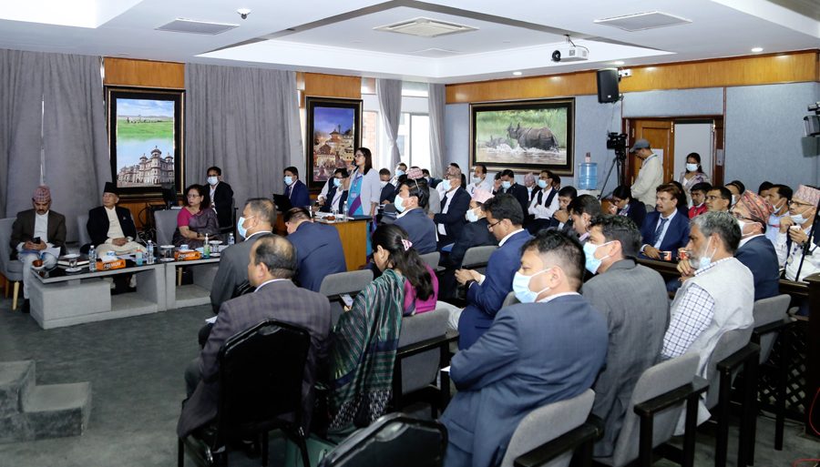 गुनासो नआउने गरी काम गर्न सञ्चार मन्त्री कार्कीको निर्देशन