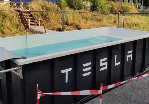 टेस्लाको सुपरचार्जर स्टेशनमा स्विमिङ पुल