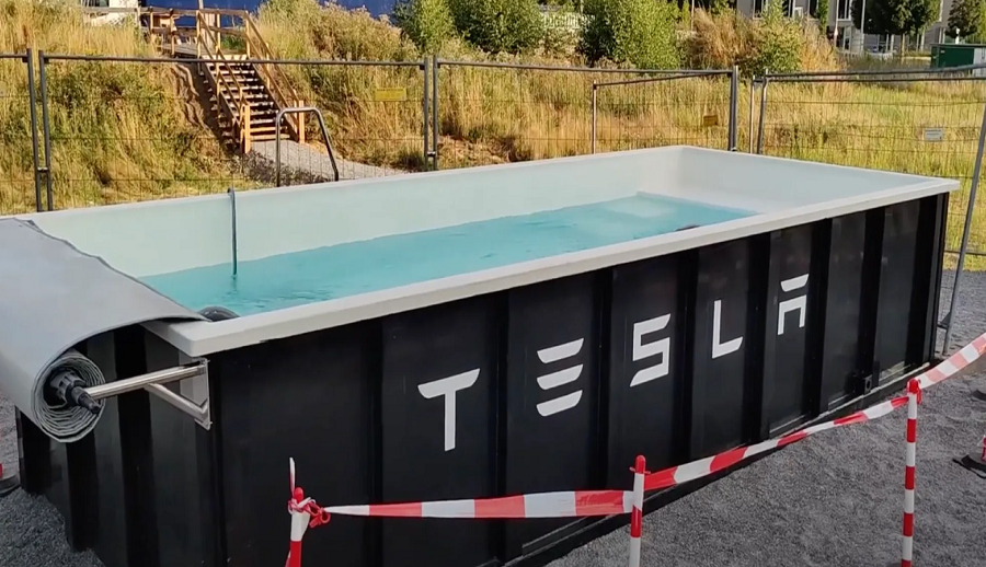 टेस्लाको सुपरचार्जर स्टेशनमा स्विमिङ पुल