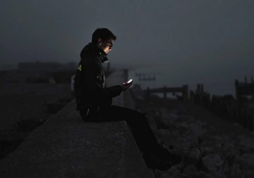 स्मार्टफोन, कम्प्युटर स्क्रिनबाट आउने ‘निलो प्रकाश’ले छिटो बुढो बनाउने