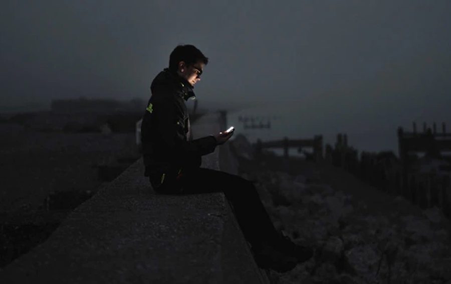 स्मार्टफोन, कम्प्युटर स्क्रिनबाट आउने ‘निलो प्रकाश’ले छिटो बुढो बनाउने