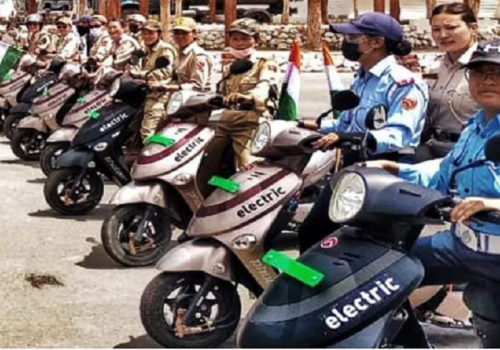 अब भारतमा लद्दाख पुलिसले हिरोको इलेक्ट्रिक स्कुटर चढ्ने