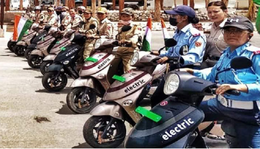 अब भारतमा लद्दाख पुलिसले हिरोको इलेक्ट्रिक स्कुटर चढ्ने