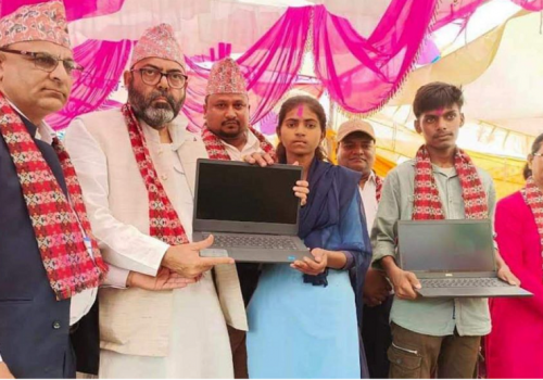 उत्कृष्ट अङ्क ल्याउने विद्यार्थीलाई ल्यापटप