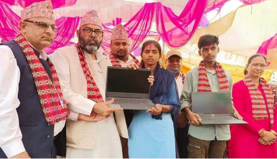 उत्कृष्ट अङ्क ल्याउने विद्यार्थीलाई ल्यापटप
