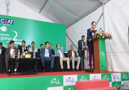 ईभी मात्रै हैन, हाइड्रोजनबाट चल्ने गाडी बारेमा सोच्नुपर्छः अर्थमन्त्री शर्मा