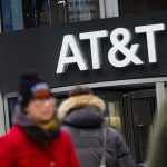 अमेरिकी नियामक एफसीसीद्वारा एटी एन्ड टीलाई युएससेलुलरबाट १ अर्ब डलरको स्पेक्ट्रम खरिद गर्न अनुमोदन