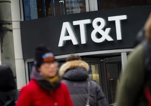 अमेरिकी नियामक एफसीसीद्वारा एटी एन्ड टीलाई युएससेलुलरबाट १ अर्ब डलरको स्पेक्ट्रम खरिद गर्न अनुमोदन