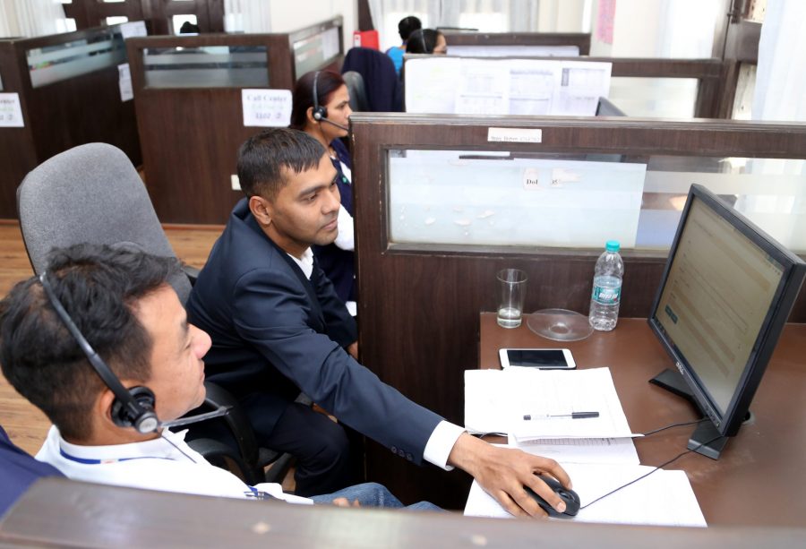 निर्वाचन कल सेन्टरमा आएका जिज्ञासाको समाधान गरिँदै