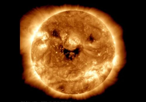 नासाको सोलार डाइनामिक्स अब्जर्भेटरीले खिच्यो ‘मुस्कुराउँदै’ गरेको सूर्यको तस्बिर