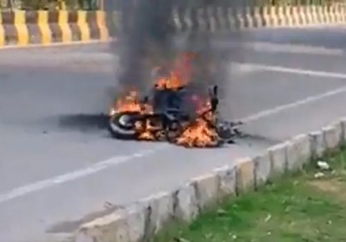 भारतमा गुडिरहेको विद्युतीय स्कुटरमा आगलागी, डेलिभरी ब्वाईले हाम फालेर ज्यान बचाए