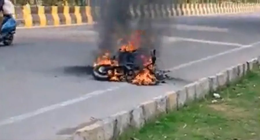 भारतमा गुडिरहेको विद्युतीय स्कुटरमा आगलागी, डेलिभरी ब्वाईले हाम फालेर ज्यान बचाए