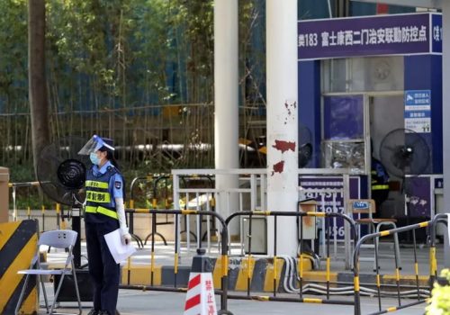 आईफोन कामदारहरू कोभिड प्रकोपपछि फ्याक्ट्रीबाट भाग्दै, फक्सकनले बस्नेका लागि बोनस दिने