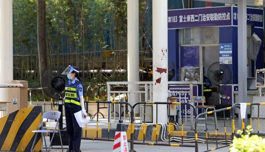 आईफोन कामदारहरू कोभिड प्रकोपपछि फ्याक्ट्रीबाट भाग्दै, फक्सकनले बस्नेका लागि बोनस दिने