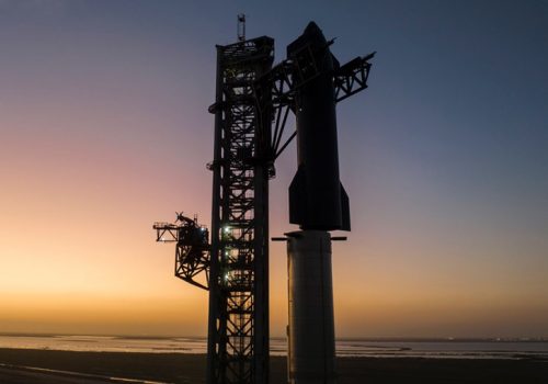 ८२ वर्षिय डेनिस टिटो र उनकी श्रीमती इलन मस्कको स्टारशिपबाट चन्द्रमा वरिपरि जाने