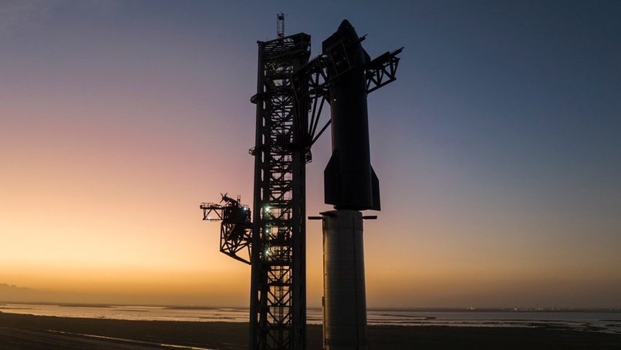 ८२ वर्षिय डेनिस टिटो र उनकी श्रीमती इलन मस्कको स्टारशिपबाट चन्द्रमा वरिपरि जाने