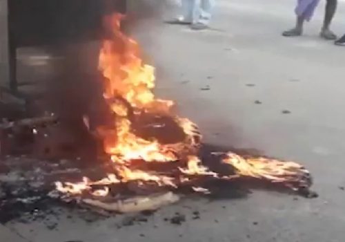 भारतीय शहरमा केहि मिनेटमै विद्युतीय स्कुटर जलेर खरानी