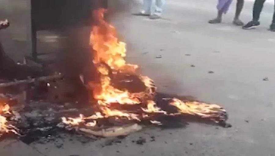 भारतीय शहरमा केहि मिनेटमै विद्युतीय स्कुटर जलेर खरानी