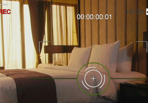 होटेलको कोठामा लुकेर कसैले तपाईंलाई हेरिरहेको त छैन? लुकाएको ‘स्पाई क्यामरा’ कसरी फेला पार्ने