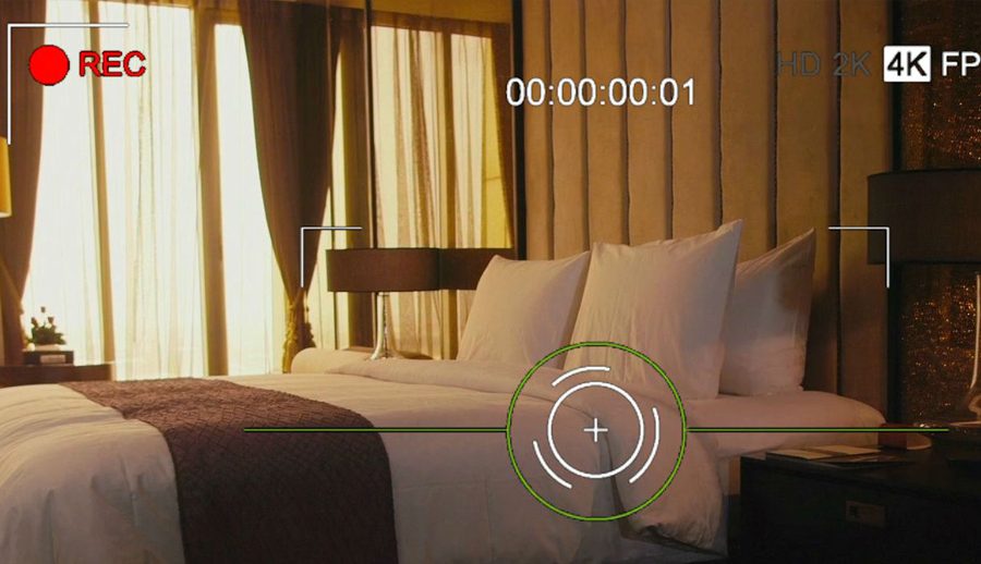 होटेलको कोठामा लुकेर कसैले तपाईंलाई हेरिरहेको त छैन? लुकाएको ‘स्पाई क्यामरा’ कसरी फेला पार्ने