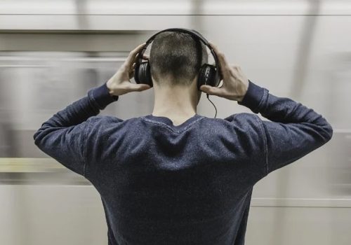 इयरफोन प्रयोग गर्ने १ अर्ब युवा र बालबालिकाको कान जोखिममा