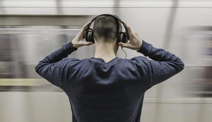 इयरफोन प्रयोग गर्ने १ अर्ब युवा र बालबालिकाको कान जोखिममा