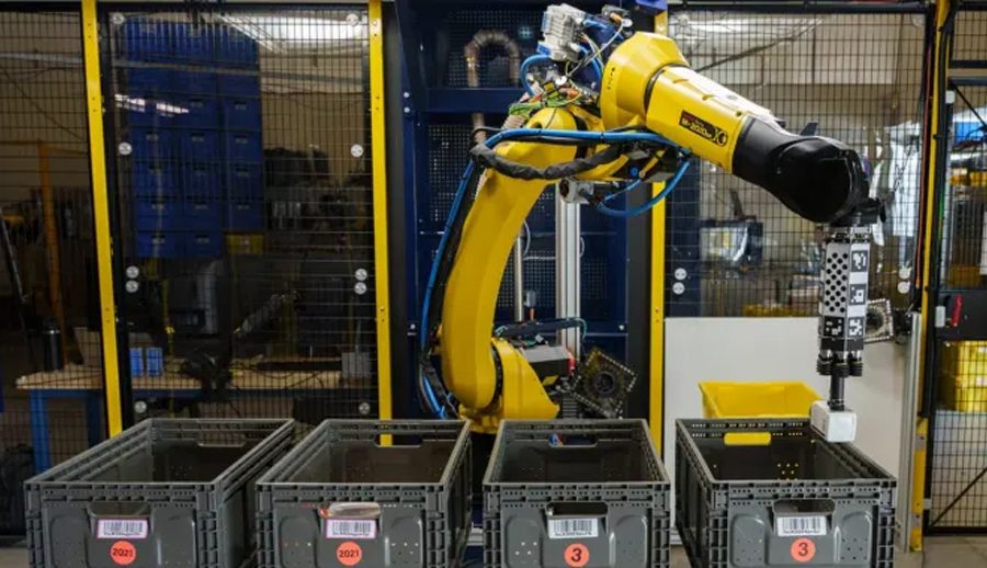 एआईमार्फत वस्तुहरू पहिचान गर्ने रोबोट अमेजनको गोदामहरूमा प्रयोग