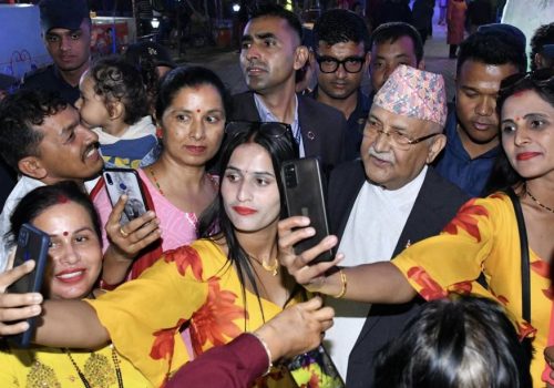 नयाँ प्रचार शैली: ‘सेल्फी विथ केपी बा’