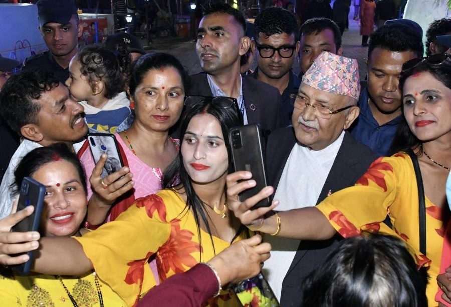 नयाँ प्रचार शैली: ‘सेल्फी विथ केपी बा’