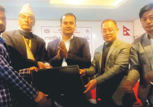 विद्यालयलाई सूचना प्रविधि ल्याब सामग्री वितरण