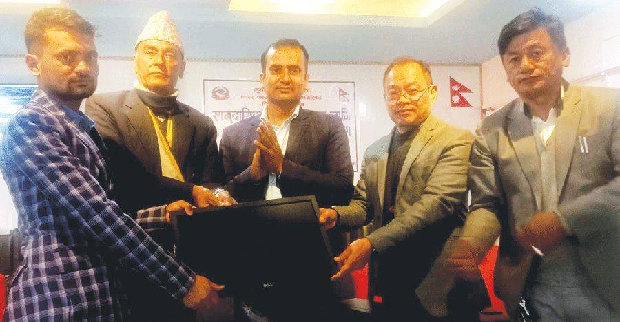 विद्यालयलाई सूचना प्रविधि ल्याब सामग्री वितरण