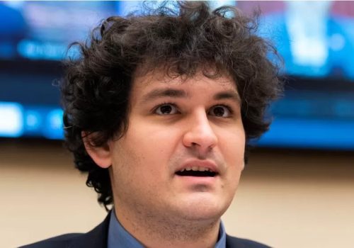 एफटीएक्सका संस्थापकलाई क्रिप्टो धोखाधडीको आरोपमा अमेरिका लगियो