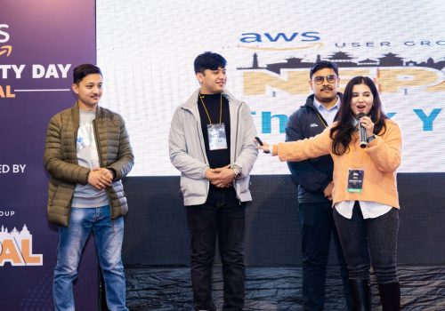 आईटीका विद्यार्थीहरूले चलाए सेल्फ ड्राइभिङ कार एडब्ल्युएस डीपरेसर