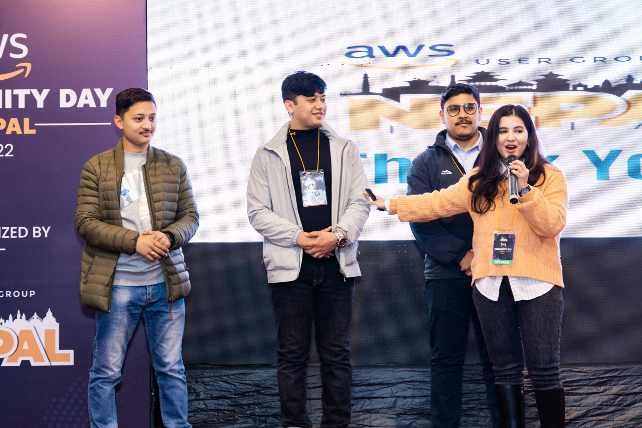 आईटीका विद्यार्थीहरूले चलाए सेल्फ ड्राइभिङ कार एडब्ल्युएस डीपरेसर