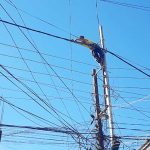 विद्युतका नयाँ पोलमा एबीसी केबल स्थानान्तरण