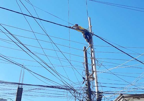 विद्युतका नयाँ पोलमा एबीसी केबल स्थानान्तरण