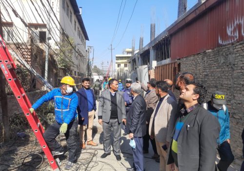 गुजुल्टिएका तार हटाउने नाममा धमाधम ठमेलमा इन्टरनेटका तार काटिँदै