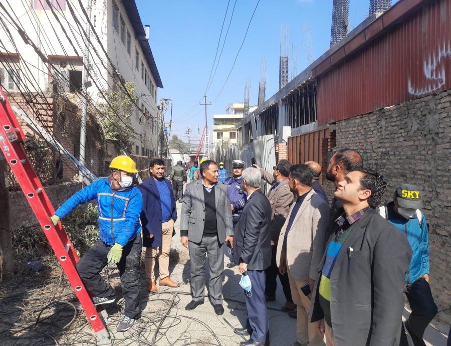 गुजुल्टिएका तार हटाउने नाममा धमाधम ठमेलमा इन्टरनेटका तार काटिँदै