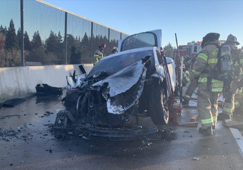 टेस्ला मोडल एस अमेरिकाको क्यालिफोर्नियामा आगो लागेर पड्कियो