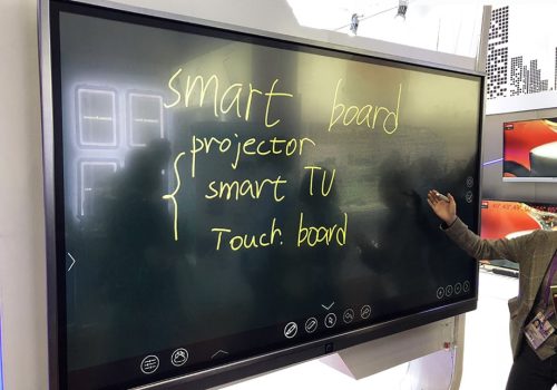 दुर्गम गाउँको विद्यालयमा स्मार्टबोर्ड खरिद गर्न आर्थिक  सहयोग