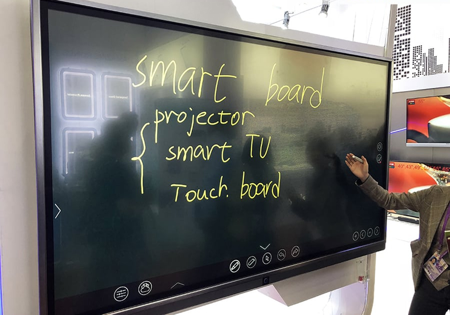 दुर्गम गाउँको विद्यालयमा स्मार्टबोर्ड खरिद गर्न आर्थिक सहयोग