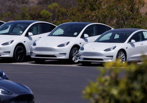 छुट र अफरले ग्राहक तान्न नसकेपछि टेस्लाका गाडीहरुको वार्षिक माग पहिलो पटक खस्कियो