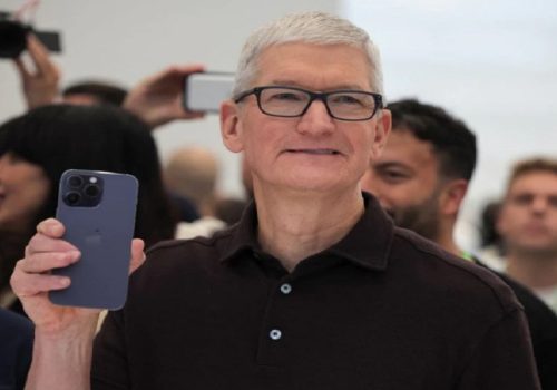 जापानी प्रधानमन्त्री किशिदासँग एप्पलका सीईओ टिम कुकको एप स्टोर प्रतिबन्धको बारेमा चिन्ता व्यक्त