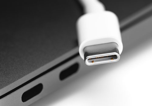 युरोपको जस्तै भारतमा पनि आईफोन चार्ज गर्ने नियमबारे एप्पलको चेतावनी