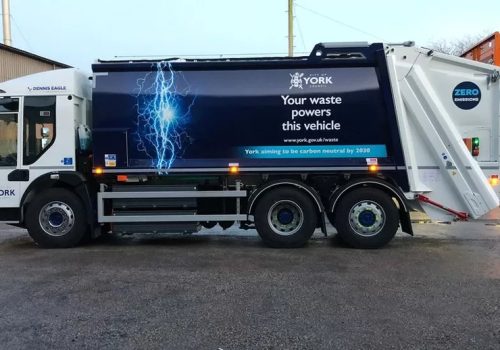 वर्षामा भिजेको बेला बेलायत योर्क काउन्सिलको फोहोर उठाउने इलेक्ट्रिक लरी समस्यामा