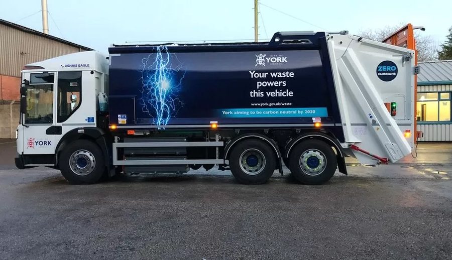 वर्षामा भिजेको बेला बेलायत योर्क काउन्सिलको फोहोर उठाउने इलेक्ट्रिक लरी समस्यामा