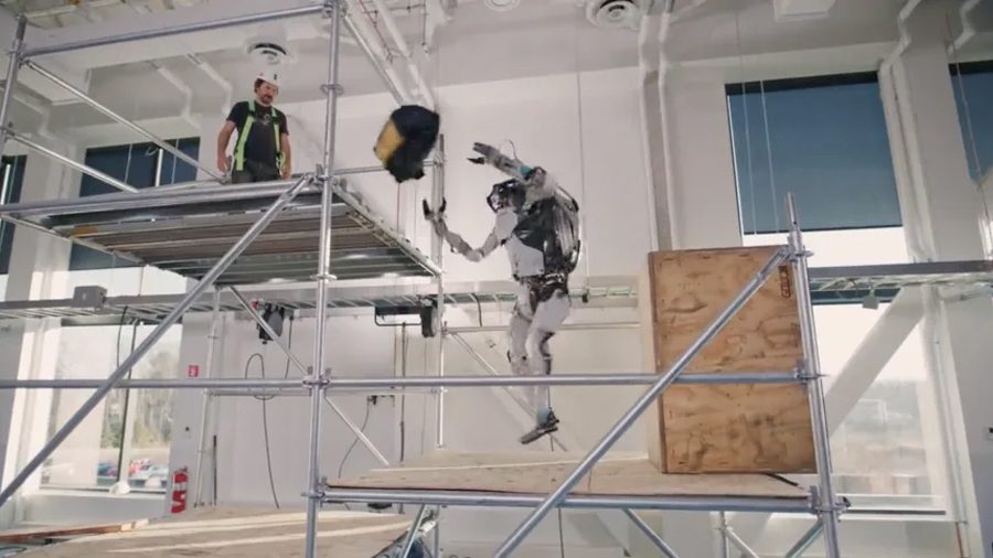 बोस्टन डाइनामिक्सको रोबोटले अब सामानहरु समात्न र फ्याँक्न सक्ने