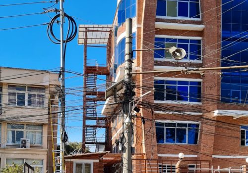 राष्ट्रिय वाणिज्य बैंकले इन्टरनेट सेवा प्रदायकलाई भन्यो:- कार्यालय अगाडिको पोलबाट तार हटाऊ