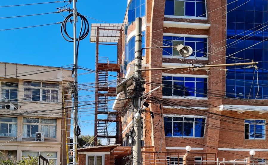 राष्ट्रिय वाणिज्य बैंकले इन्टरनेट सेवा प्रदायकलाई भन्यो:- कार्यालय अगाडिको पोलबाट तार हटाऊ