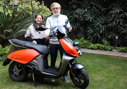 हिरो मोटोकर्पका अध्यक्ष पवन मुन्जालले इलेक्ट्रिक स्कुटर भिडा वानको डेलिभरी लिए